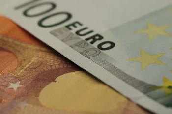 Euro padá. Francouzský dluh tlačí na eurozónu i Česko
