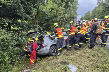 Po srážce tří osobních vozidel museli hasiči vyprostit několik osob
