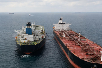Ruská ropa mění lodě na moři. Překládky komplikují její stopu