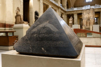 Černý vrchol pyramidy. Co je pravda na záhadě kamene Benben