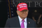 Trump používá dolar jako zbraň. Otázkou je, za jakou cenu