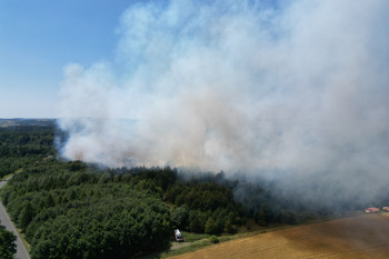 Rozsáhlý požár lesa a pole na Opavsku likvidovalo 74 jednotek hasičů