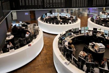 Akciové trhy: Indexy ztrácely, pátek 13. nepomohl