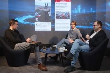 Hrad přitápí pod kotlem. SMSky a demonstrace místo práce