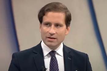 Slabý dolar mění svět. Čechům zlevní benzín, zdraží zlato