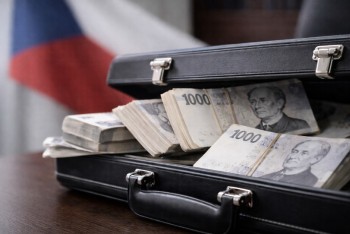 Česko káže o vlivu zvenčí a samo ho tajně vyváží