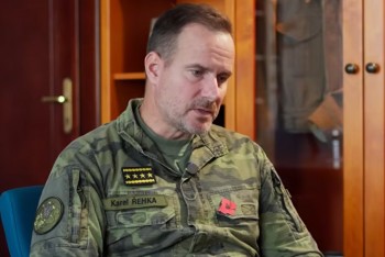 „Dronový Charlie“ do Senátu? Spekulace sílí, Marková přitvrzuje