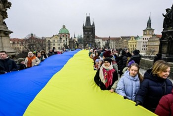 Ukrajinská vlajka na Karlově mostě vyvolala bouři nevole